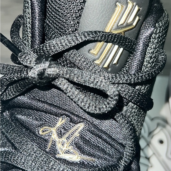 KYRIE 5 (GS) Basketball Shoe - Picture 6 of 10